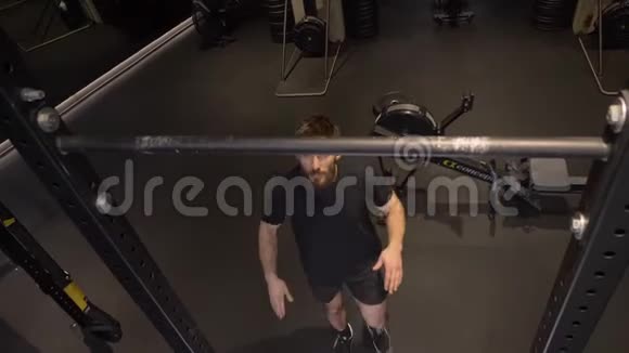 成人肌肉运动健美运动员训练的特写镜头视频的预览图