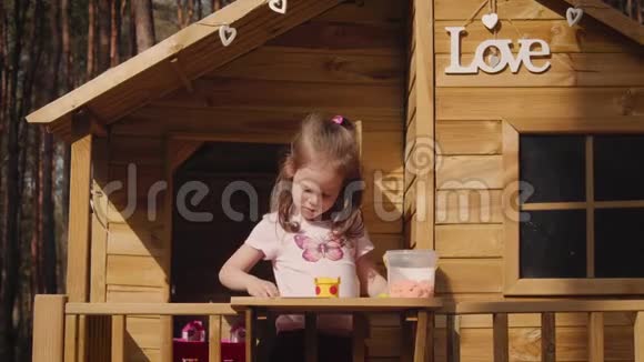 一个女孩在树屋里玩视频的预览图