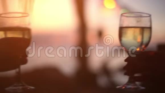 这对夫妇在美丽的夕阳下举杯祝酒灯光明亮1920x1080个视频的预览图