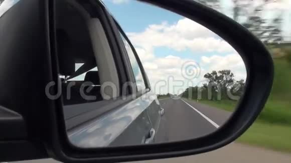 公路和汽车后视镜全高清视频的预览图