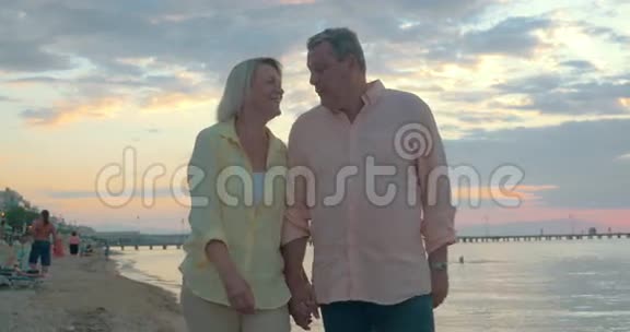 可爱的成熟夫妇在海滩散步视频的预览图