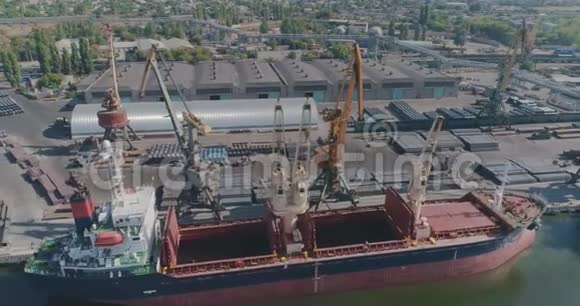 装载货船港口起重机作业总计划视频的预览图