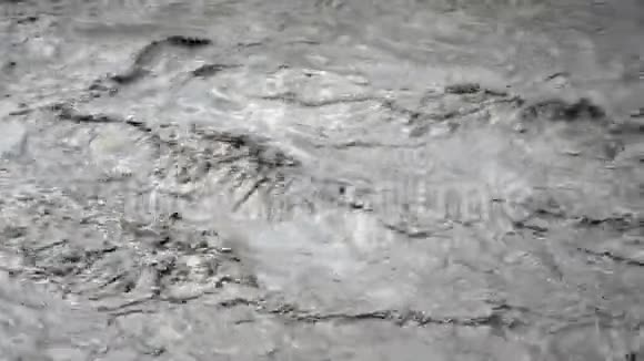 近距离观看满溢的尼泊尔河视频的预览图