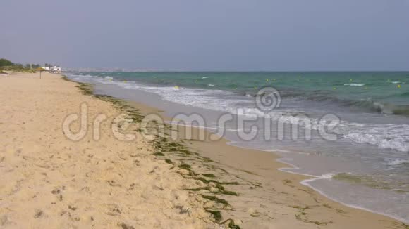 沙滩背景上的海浪海浪拍打在海岸上视频的预览图