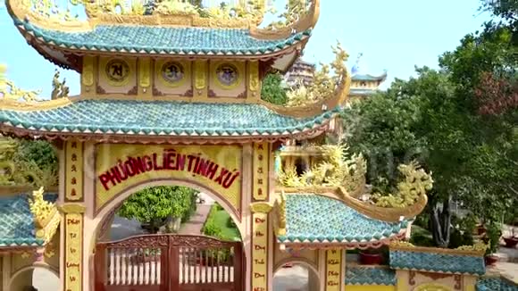 带蓝色屋顶的黄门到佛寺建筑群视频的预览图