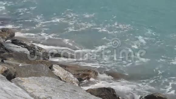 波浪撞击岩石视频的预览图
