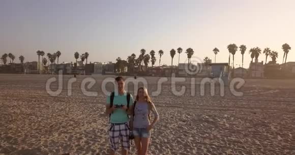 洛杉矶日出海滩的年轻夫妇视频的预览图