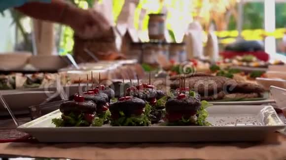 素食自助餐健康的素食蘑菇汉堡绿色生活方式视频的预览图