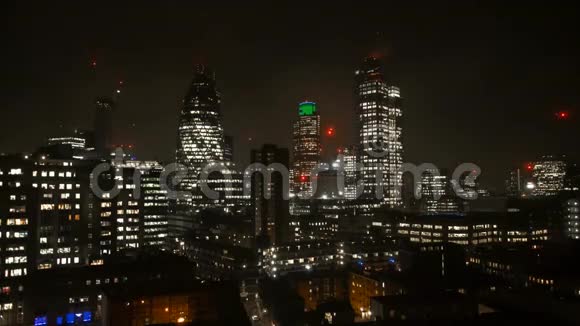 在伦敦金融区市中心的4k镜头中摩天大楼的灯光闪烁着耀眼的光芒视频的预览图