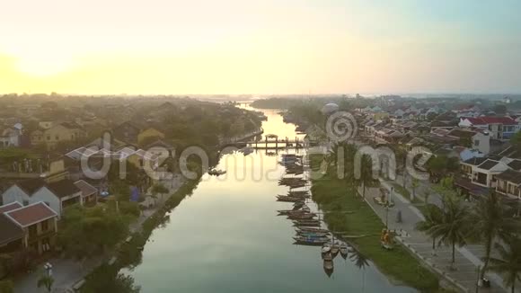 河岸上黎明前古镇的小房子视频的预览图