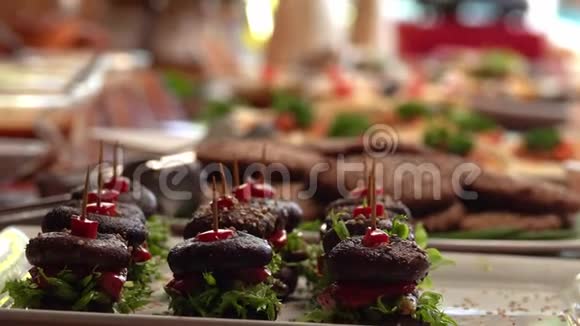 素食自助餐与健康素食蘑菇汉堡罐头绿色生活方式视频的预览图