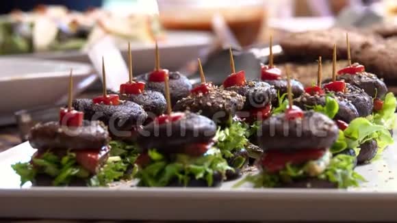 素食自助餐与健康素食蘑菇汉堡罐头绿色生活方式视频的预览图