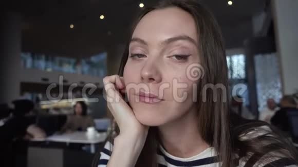 女人在自拍女孩开心地笑在咖啡馆里视频的预览图