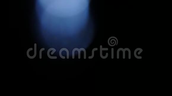 在黑色背景上解焦抽象蓝光泄漏视频的预览图