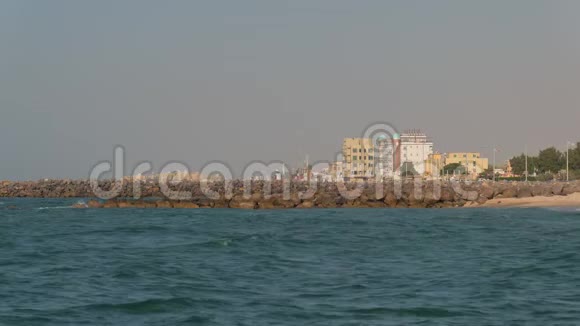 阳光明媚的阿拉伯小城市有海石堤和景观视频的预览图