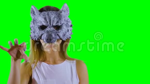 戴着狼面具的吉尔在绿色背景下抓痕视频的预览图