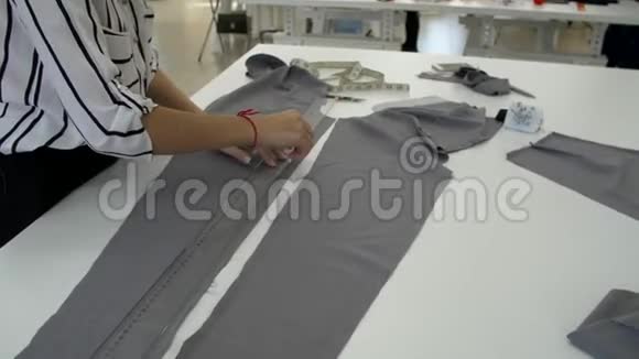 女性的手是用裁缝蜡笔在灰色的布上画的视频的预览图