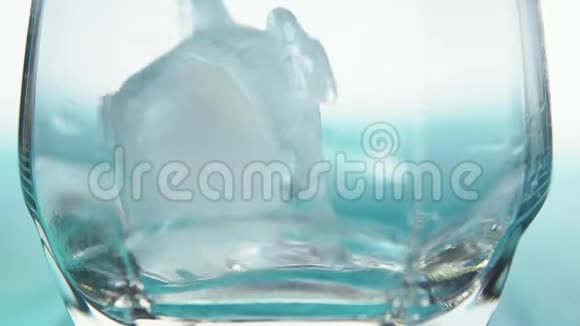 冰块掉进玻璃和滑动视频的预览图
