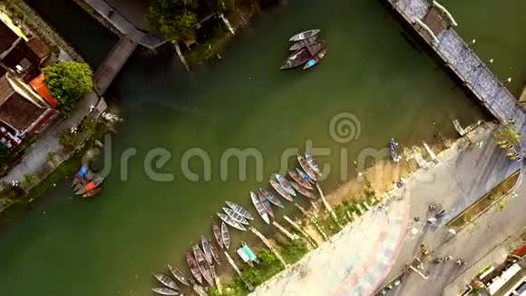 河船和房屋屋顶的圆形运动视频的预览图