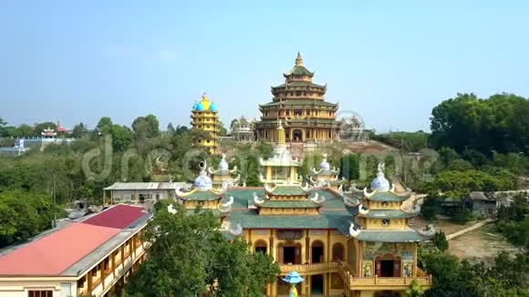 鸟瞰大型佛寺和宝塔视频的预览图