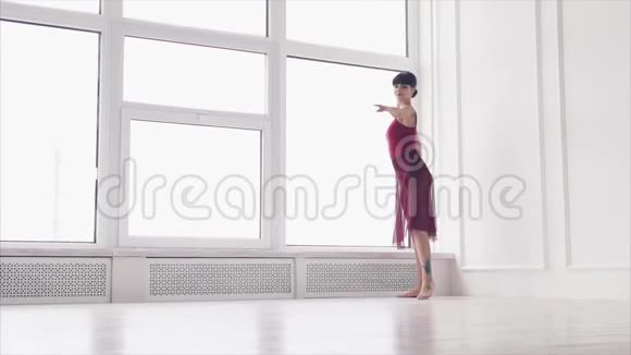 年轻专业的舞蹈老师在舞厅表演优雅的动作视频的预览图