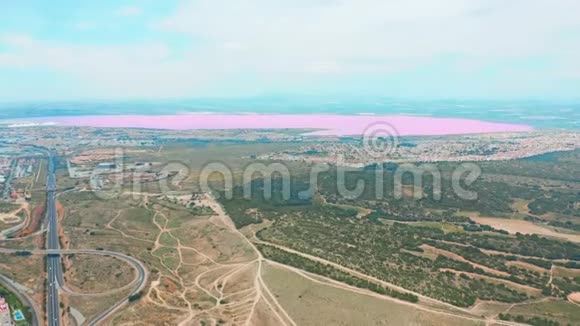 全景航拍视频拉斯萨利纳斯亮色名处粉湖托雷维雅市海岸线和视频的预览图