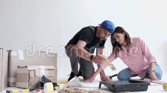 年轻夫妇准备装修和粉刷墙壁视频的预览图