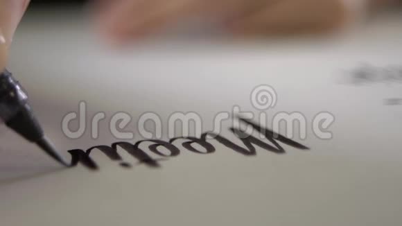 画笔在纸上画出单词的末尾视频的预览图