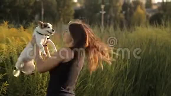 有狗的女孩从幸福中旋转视频的预览图