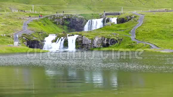 冰岛夏季的柯克朱费尔斯沃斯瀑布视频的预览图