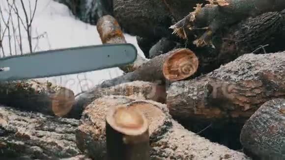 一个樵夫用电锯把树干割成火苗视频的预览图