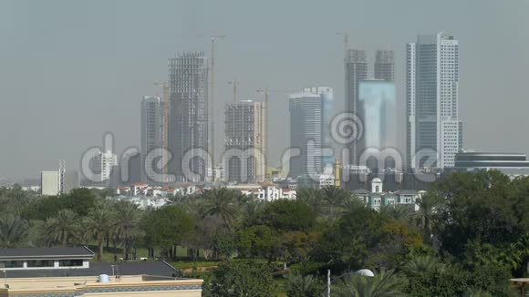 夏日阳光明媚的现代发达城市景观现代摩天大楼景观视频的预览图