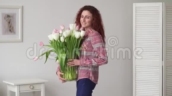 快乐年轻的姜黄色阿拉伯女人与郁金香视频的预览图