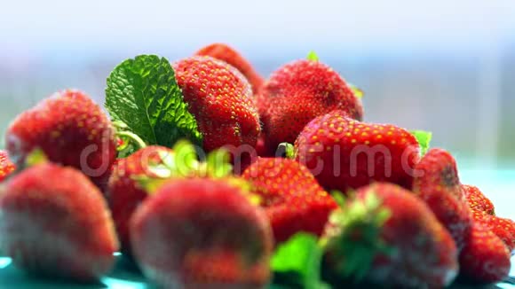一堆草莓洒满了薄雾视频的预览图