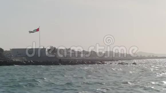 在阳光明媚的夏日从水中眺望阿联酋海岸视频的预览图