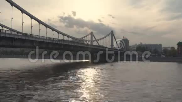 莫斯科克里米亚堤防和桥梁晚上很暖和时间推移视频的预览图
