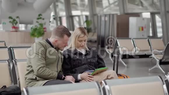 在机场和女人说话的男人视频的预览图