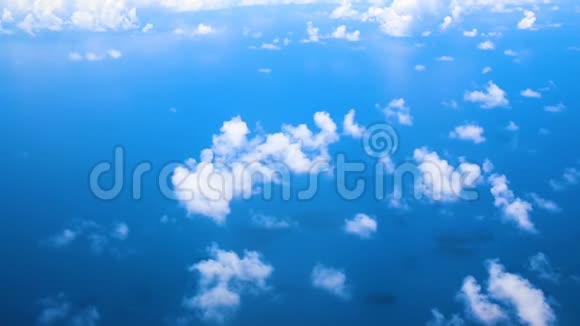 飞机飞越大西洋和云层显示地球大气层视频的预览图