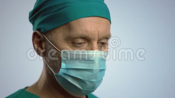 男护士拿注射器给病人注射液体药物急救视频的预览图