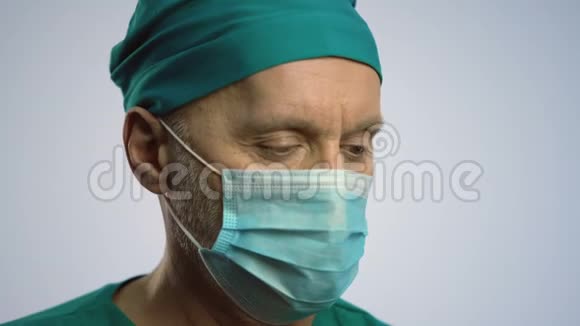 男性治疗师用注射器制作口罩注射视频的预览图