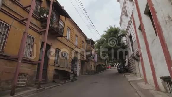 格鲁吉亚第比利斯市旧区的街道旧建筑住宅视频的预览图