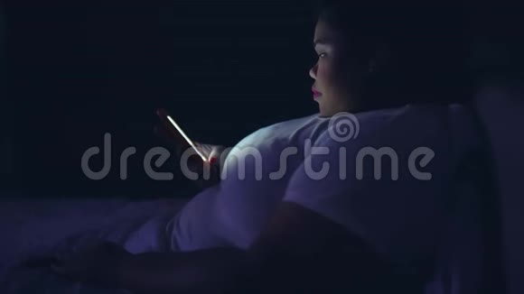 夜间使用手机的肥胖妇女视频的预览图