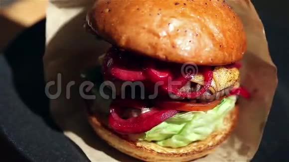三明治汉堡和多汁汉堡多汁汉堡和大切口汉堡和餐厅视频的预览图