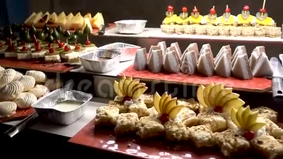 餐桌上提供的食物瑞典餐桌肉米饭意大利面沙拉和各种蛋糕和糕点视频的预览图