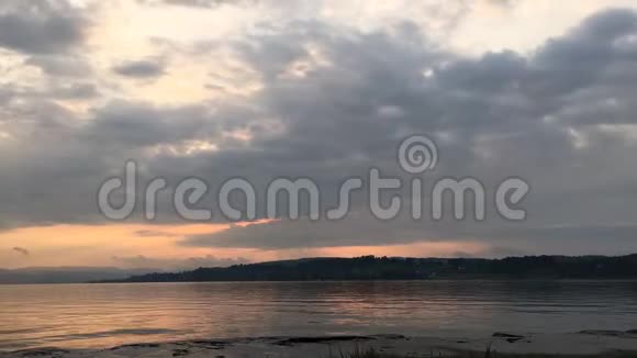 日落时分在群山的映衬下湖光山色时间流逝视频的预览图