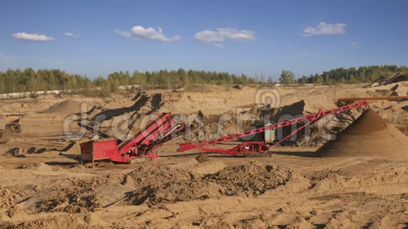 在采石场工作的挖掘机和卡车视频的预览图