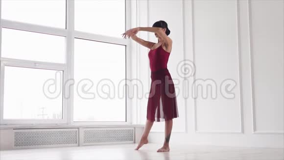 一位年轻的女士跳舞一位优雅的女士表演现代舞的动作视频的预览图