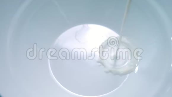 新鲜牛奶倒入白碗中视频的预览图