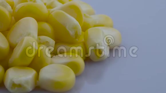 超级紧密的玉米粒在转盘上旋转孤立在白色背景上视频的预览图