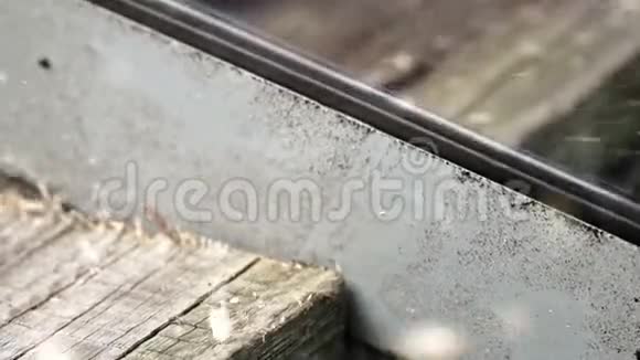 锯木板使用电锯关闭慢动作视频的预览图